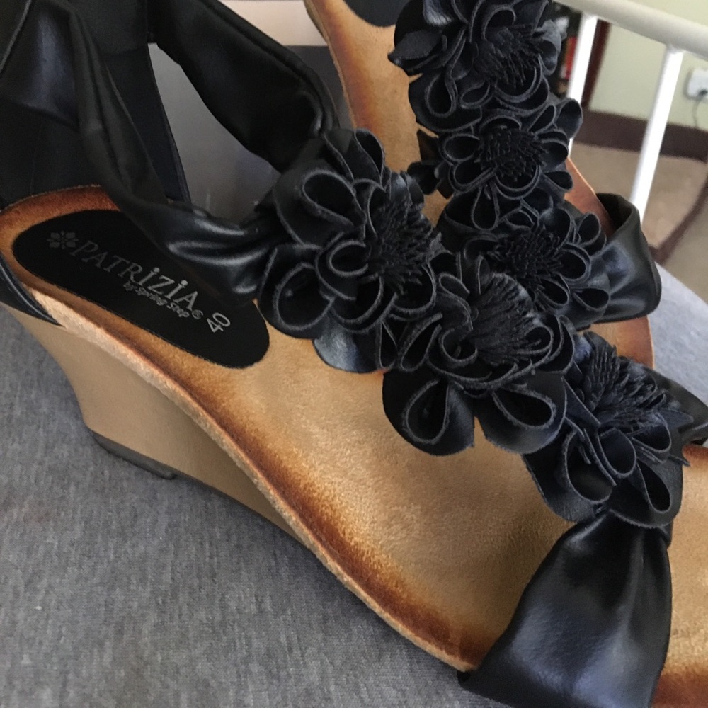 Size 9 gorgeous black sandals. Very comfortable